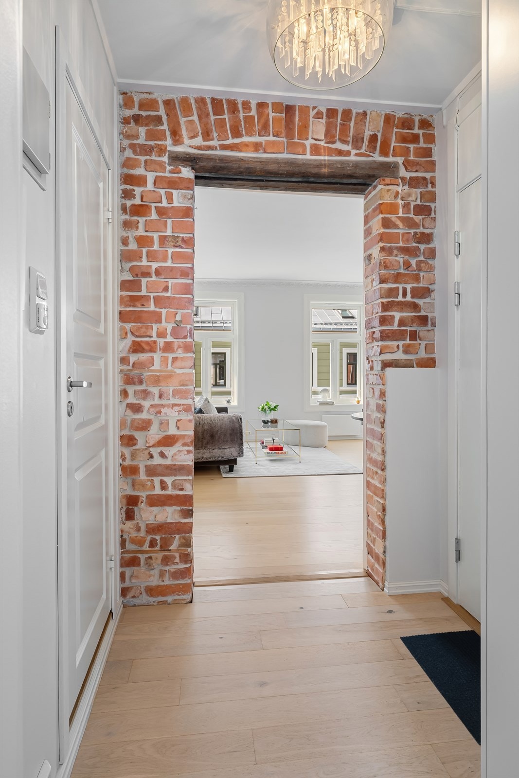 Romslig entré med med lekker teglstein. Leiligheten disponerer bod på loft og bod i trappeoppgang. Galleribilde