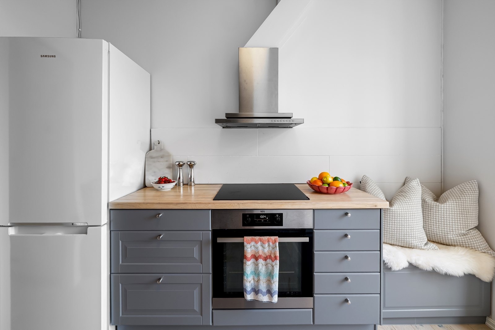 Det er frittstående kjøl/fryseskap og integrert oppvaskmaskin, platetopp og stekeovn. Galleribilde