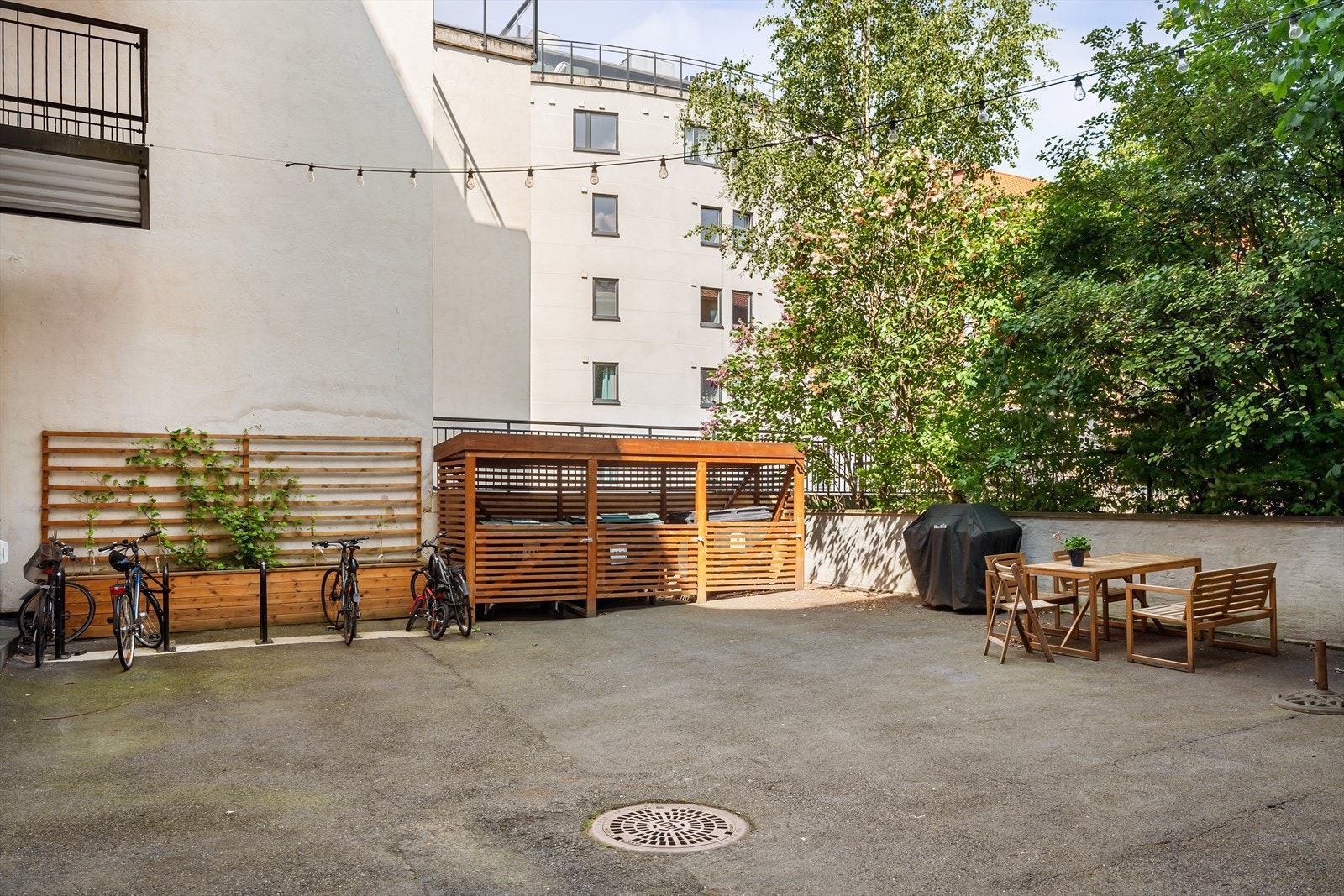 Bakgården er velholdt og pent opparbeidet med blant annet sittegrupper og sykkelparkering. Galleribilde