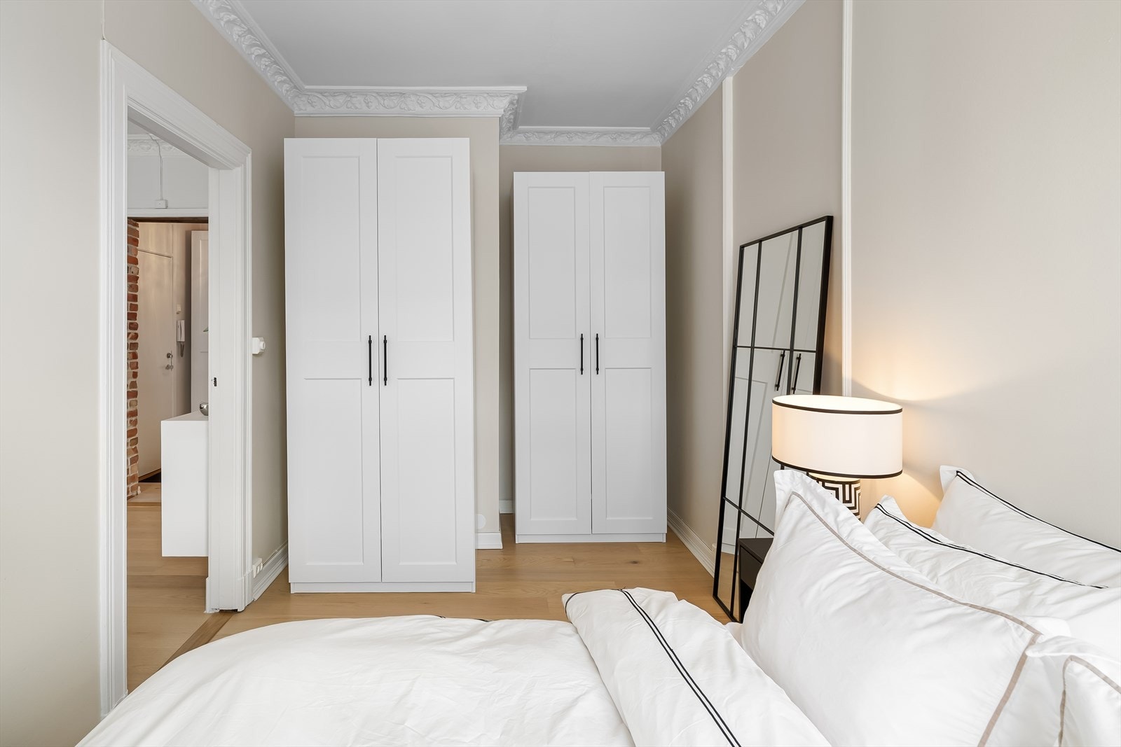 Soverommet har rikelig med plass til oppbevaring Galleribilde