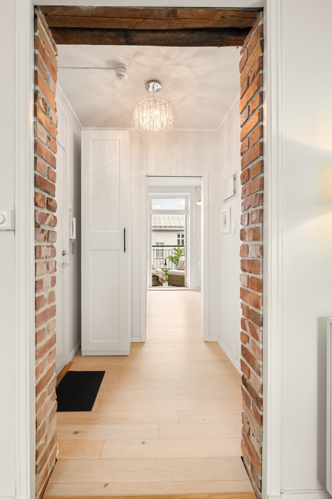 Innbydende entré med garderobeskap. Galleribilde