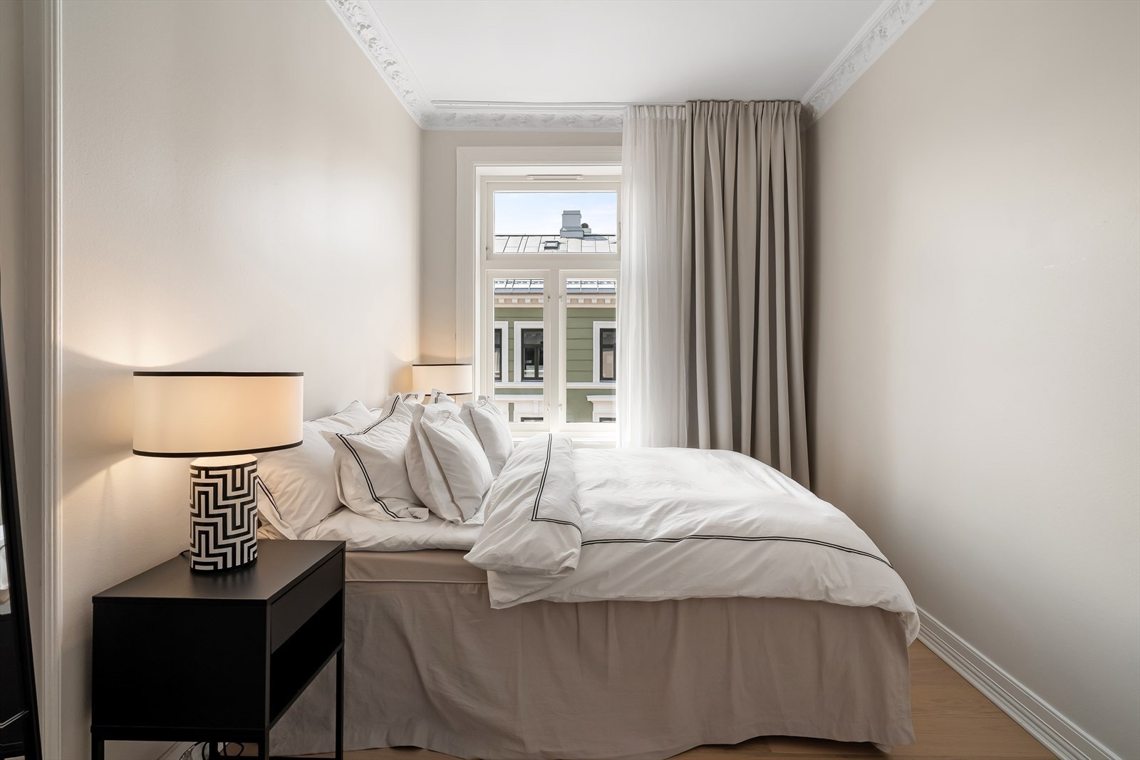 Delikat og romslig soverom med god plass til dobbeltseng med nattbord på hver side. Galleribilde