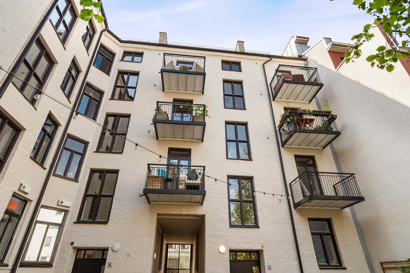 Leiligheten har en attraktivt og skjermet beliggenhet med nærhet til både parker og servicetilbud. Galleribilde