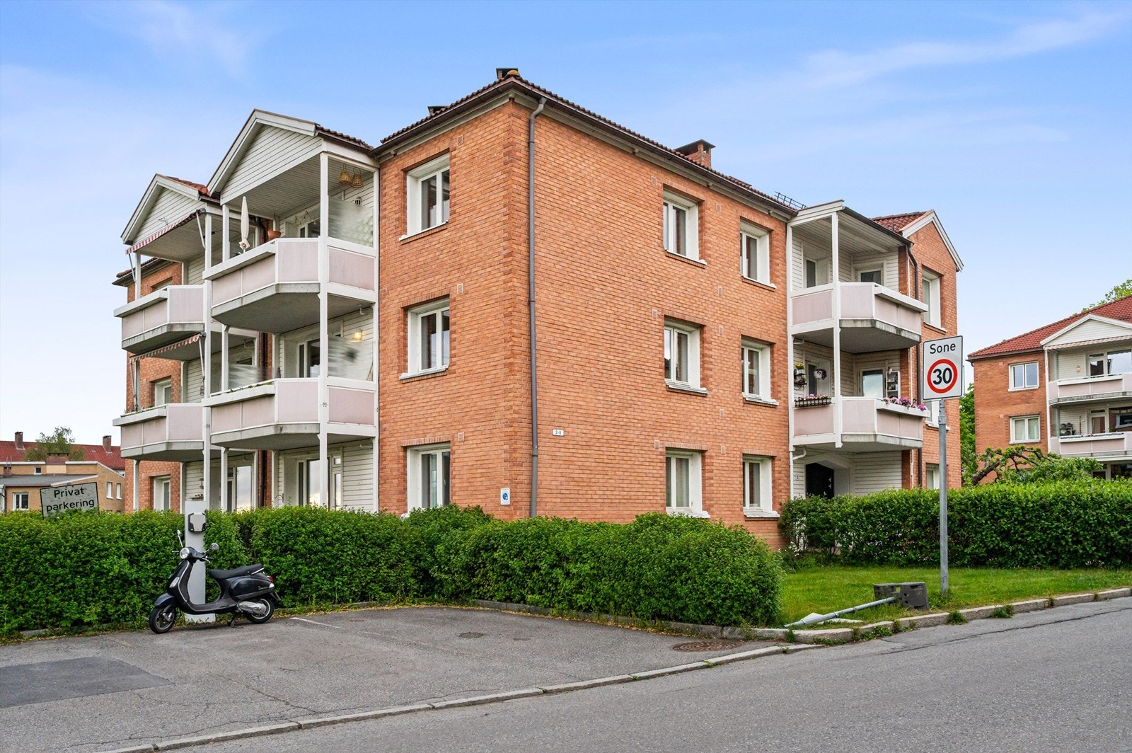 Borettslagets fellesområder er pent opparbeidet med sittegrupper, sykkelparkering, lekeapparater og asfalterte internveier. Galleribilde