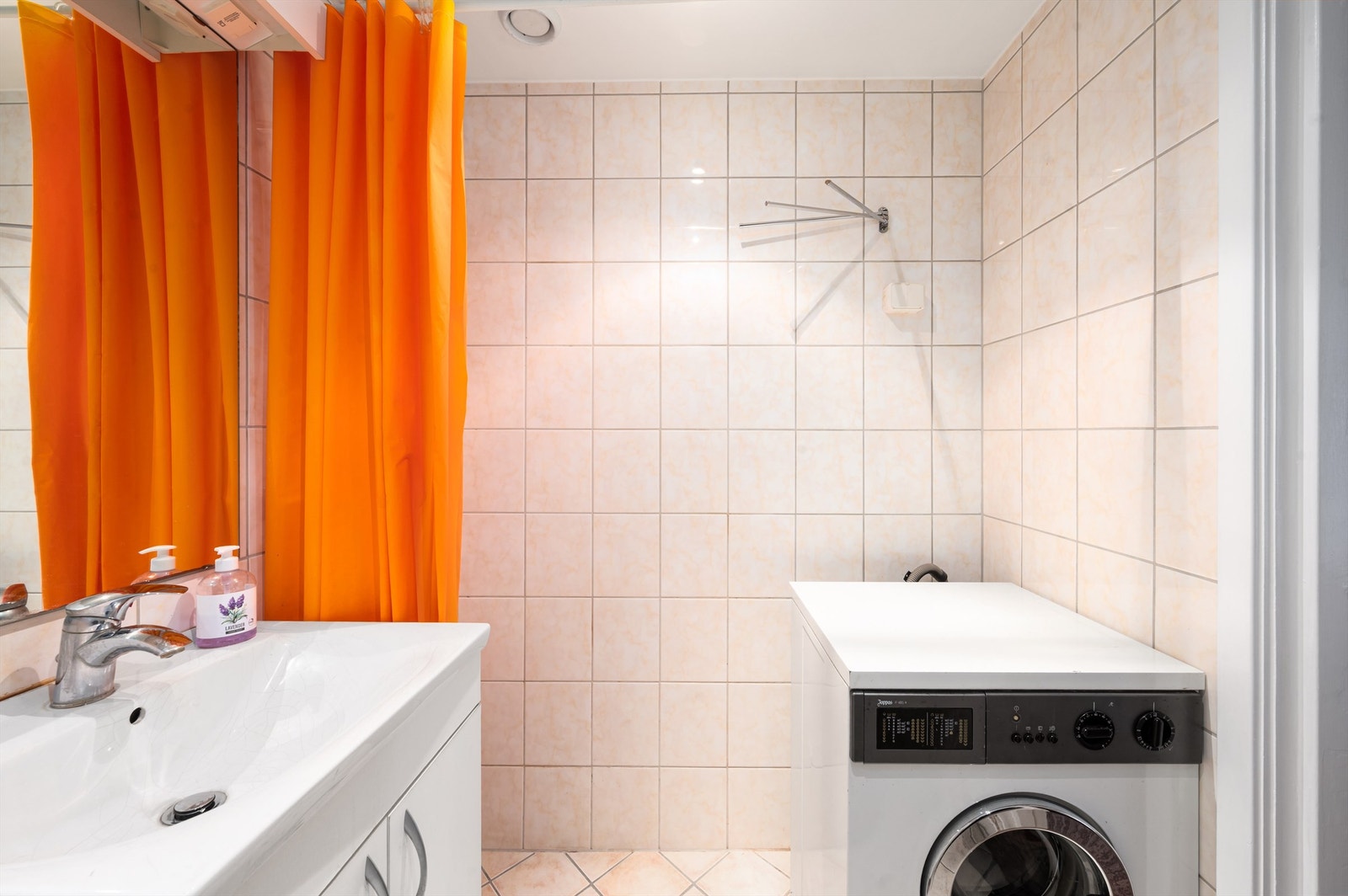 Innredningen består av vegghengt toalett, servant nedfelt i innredning, speil og dusjhjørne med forheng. Opplegg for vaskemaskin og naturlig ventilasjon. Galleribilde