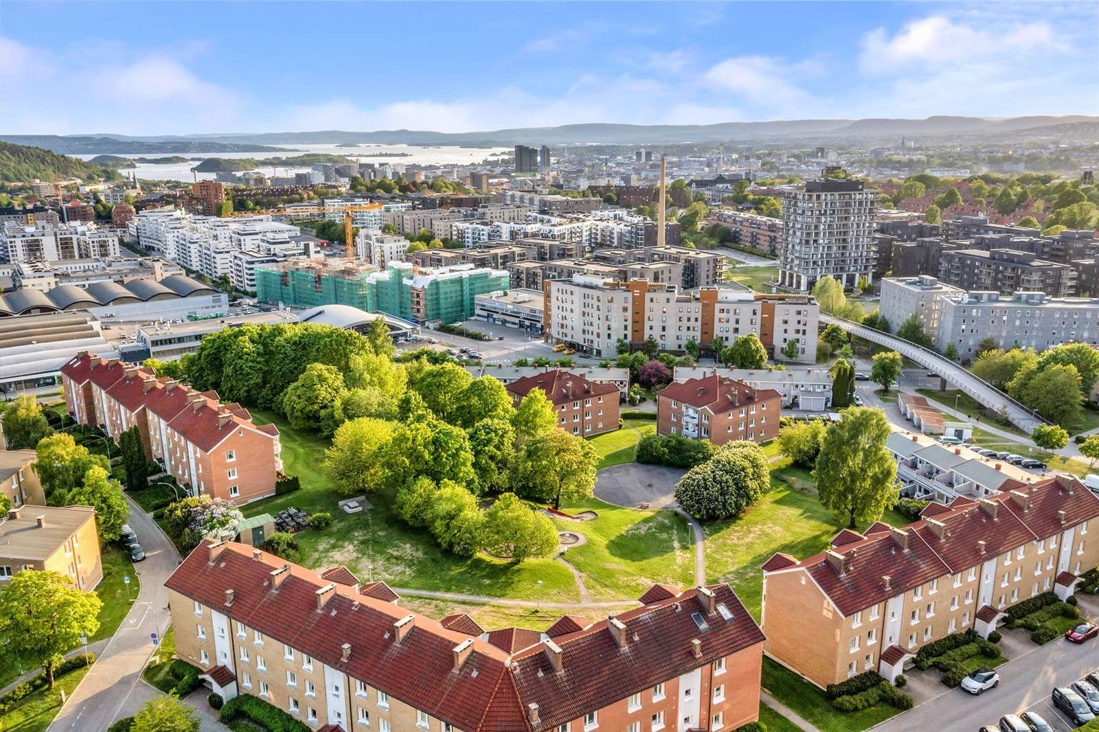 Oslo sentrum er en halvtimes spasertur unna, og den spreke kan følge turveier helt opp til Grefsenkollen og inn i Lillomarka. Galleribilde