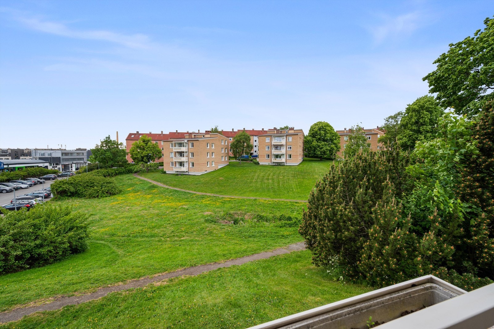 Balkongen har fint utsyn over grønne fellesområder i borettslaget. Fine forutsetninger for å nyte årets varme dager rett utenfor egen stue. Galleribilde