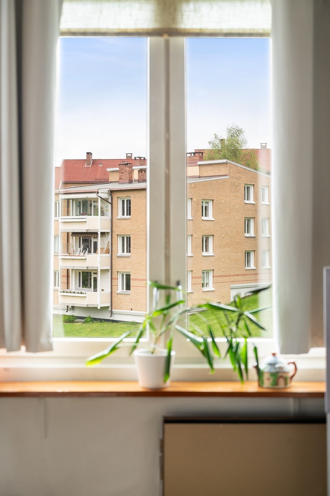 Det er store vindusflater som slipper inn rikelig med lys og skaper en lys og luftig atmosfære i stuen. Hjørnebeliggenheten sørger for lysinnslipp fra to retninger i stuen. Galleribilde