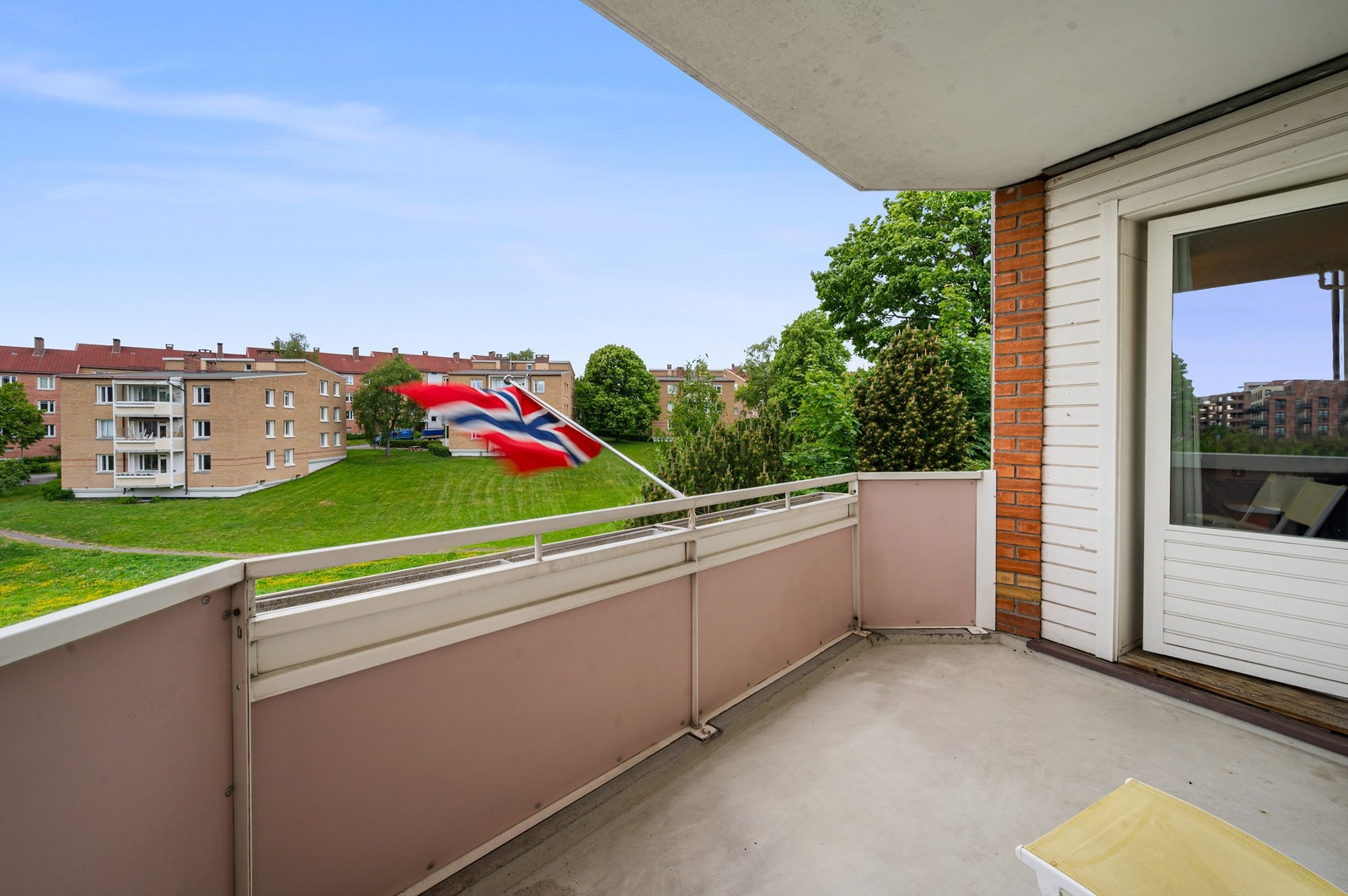 Fra stuen er det utgang til en flott, vestvendt balkong på 7 kvm. Her er det plass for å innrede med utemøblement og grill. Galleribilde
