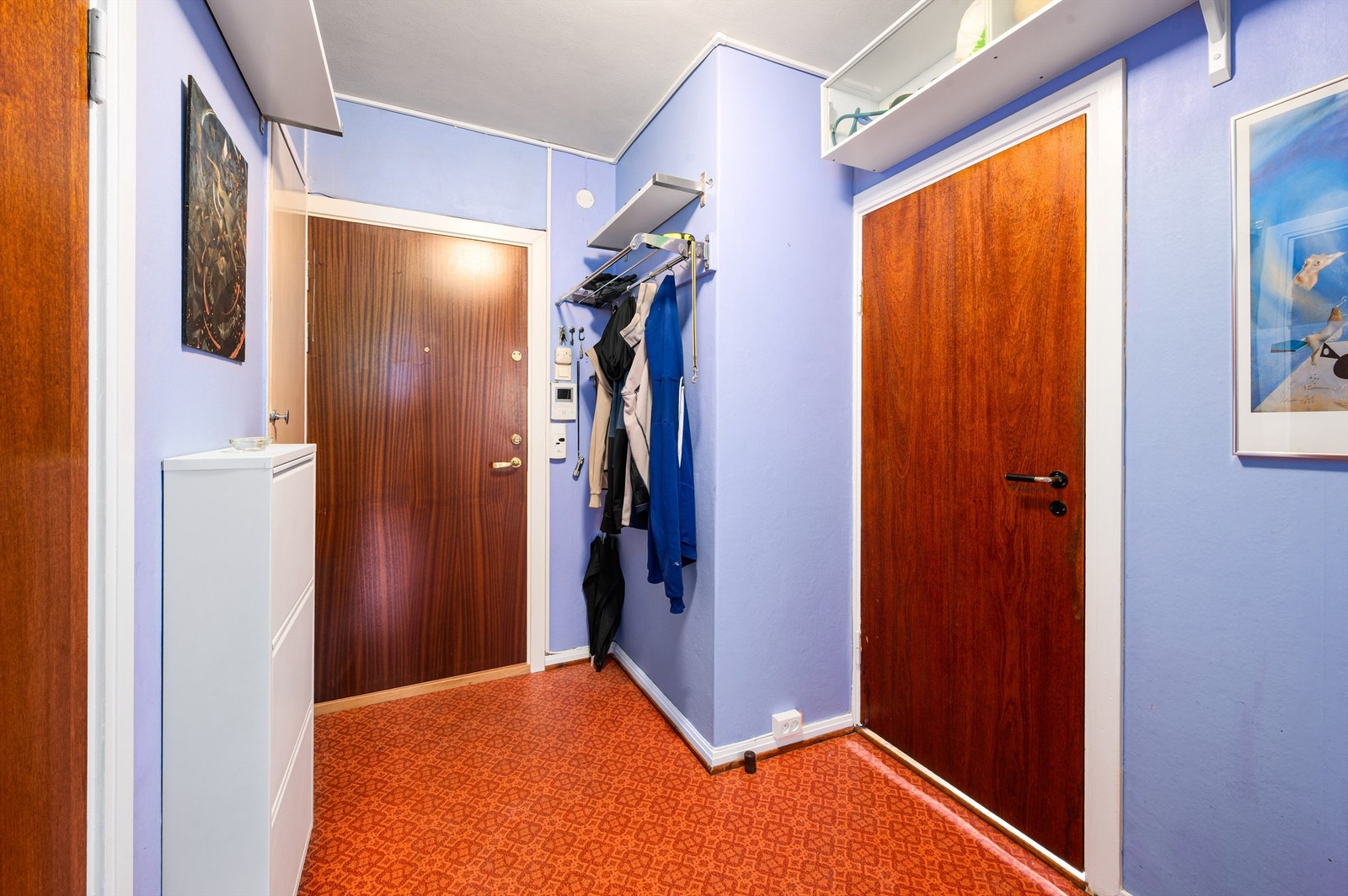 Velkommen inn! Leilighetens entré har god plass til å henge fra seg yttertøyet og sette fra seg sko. Det er gode oppbevaringsmuligheter i kott. Galleribilde