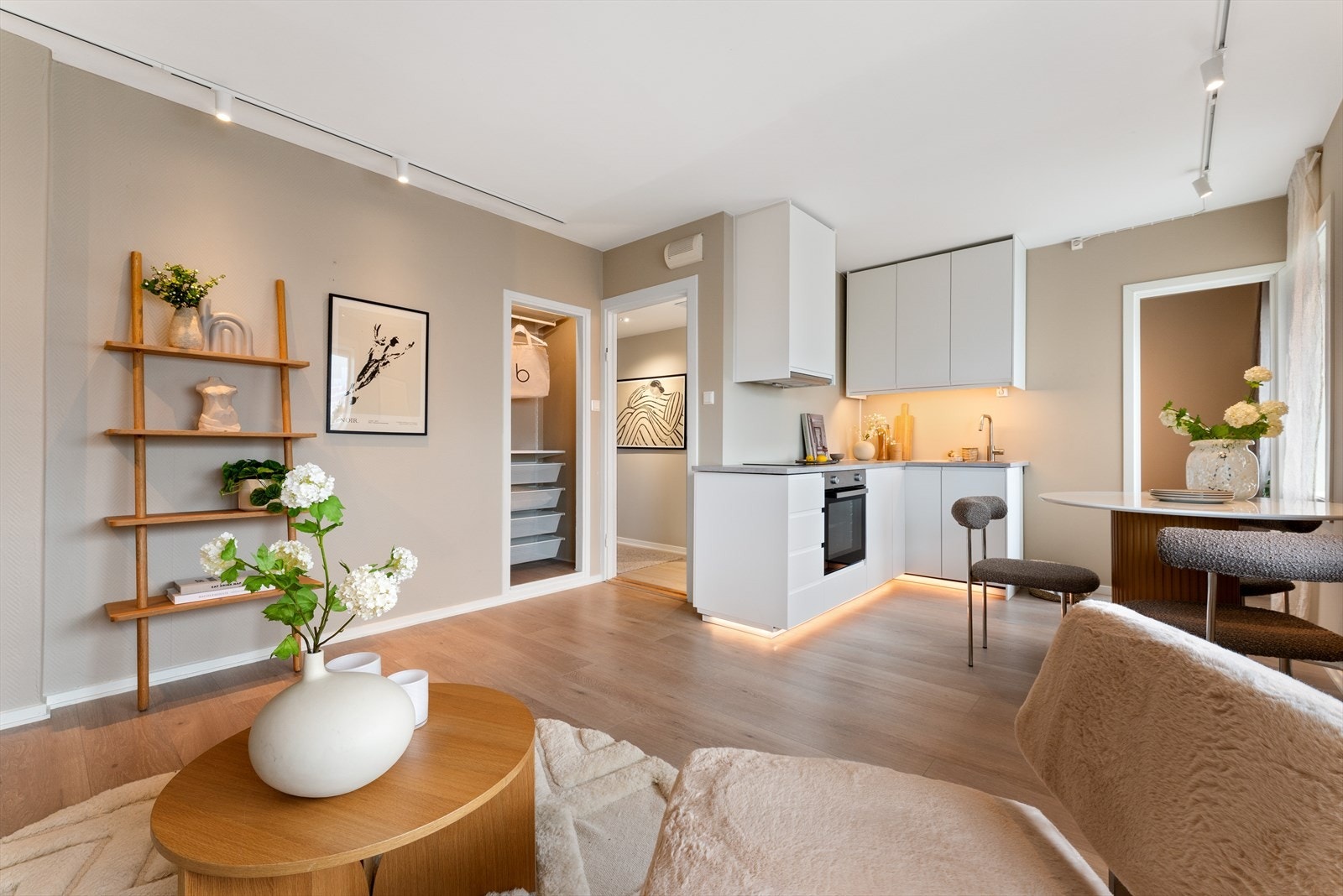 - Stue/kjøkken måler 20,7 m² - Galleribilde