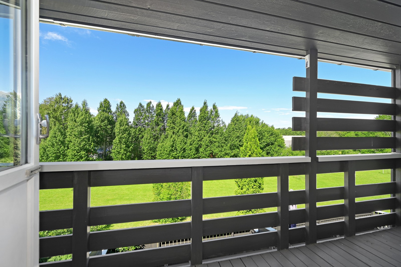 Fra hovedsoverommet har man adkomst til veranda på 6 m². Galleribilde