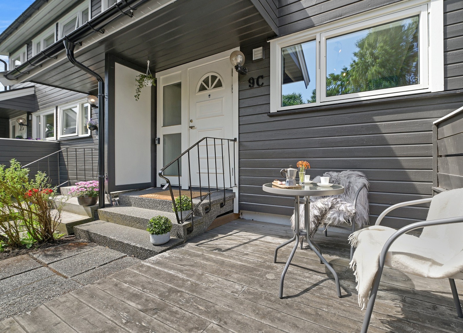 Utenfor inngangsdøra er det en terrasse med morgensol. Her er det god plass til en koselig sittegruppe og potter med blomster. Galleribilde