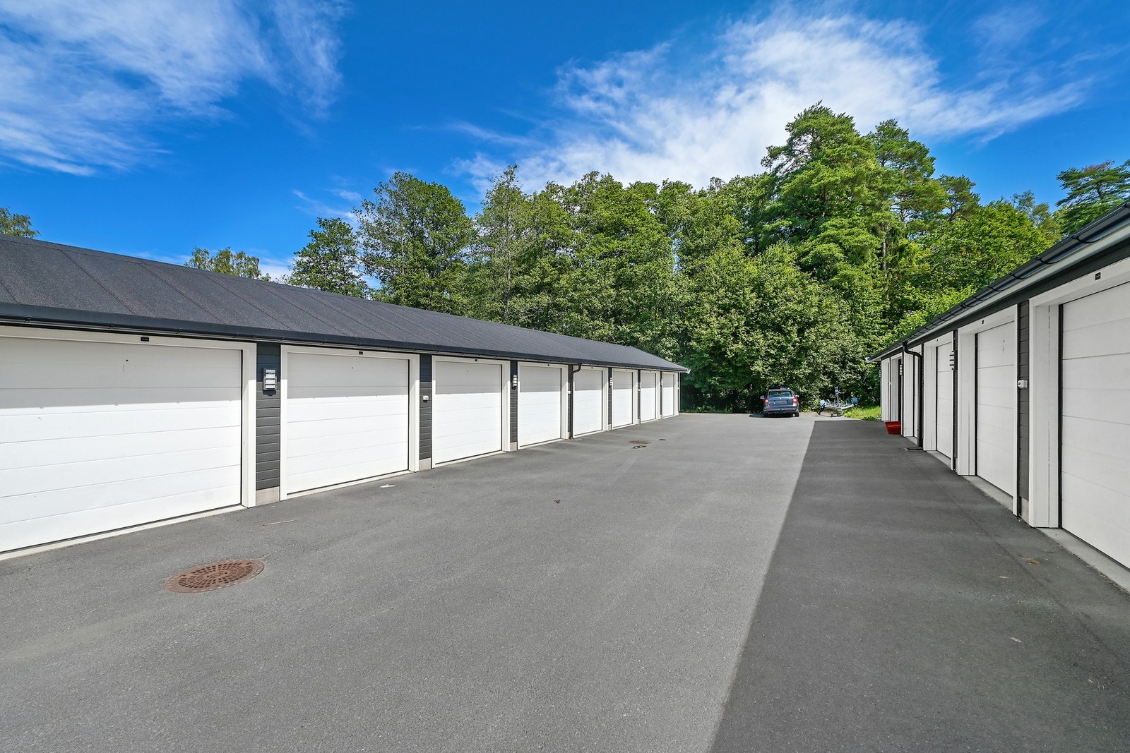 Boligen disponerer garasjeplass i felles garasjerekke. Ellers godt med gjesteparkering Galleribilde