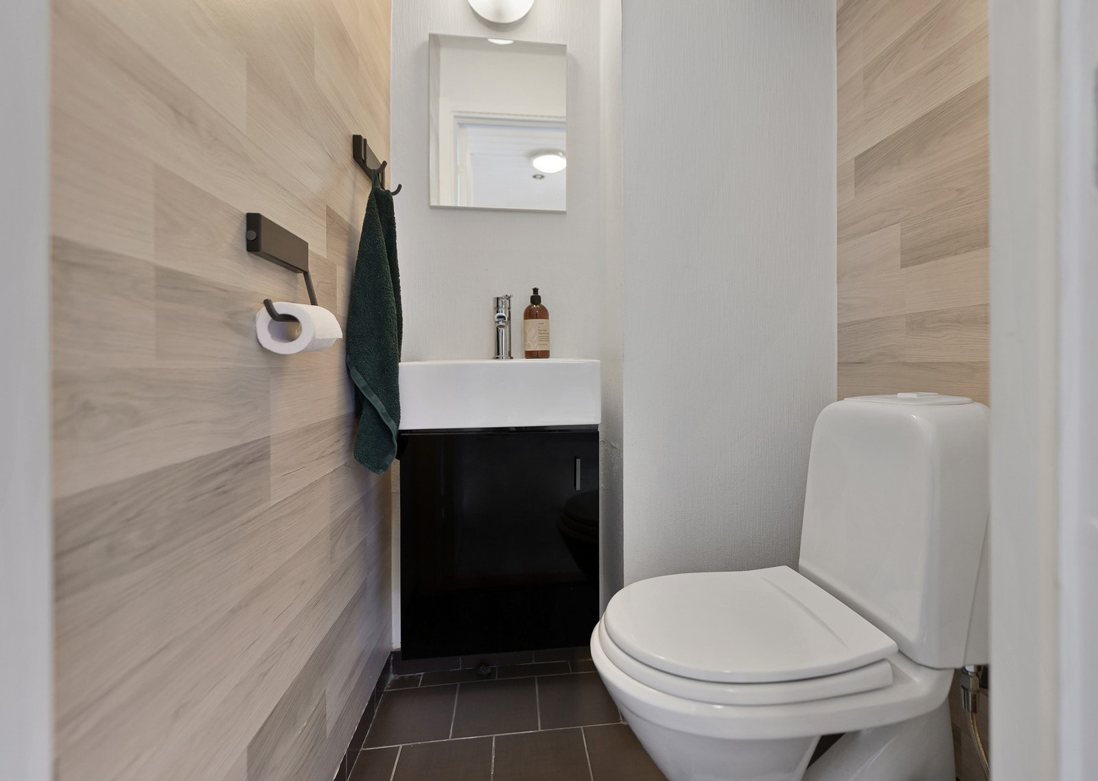 Ved siden av badet har boligen et praktisk toalettrom. Toalettrommet er innredet med gulvfestet toalett og innredning med nedfelt servant. Galleribilde