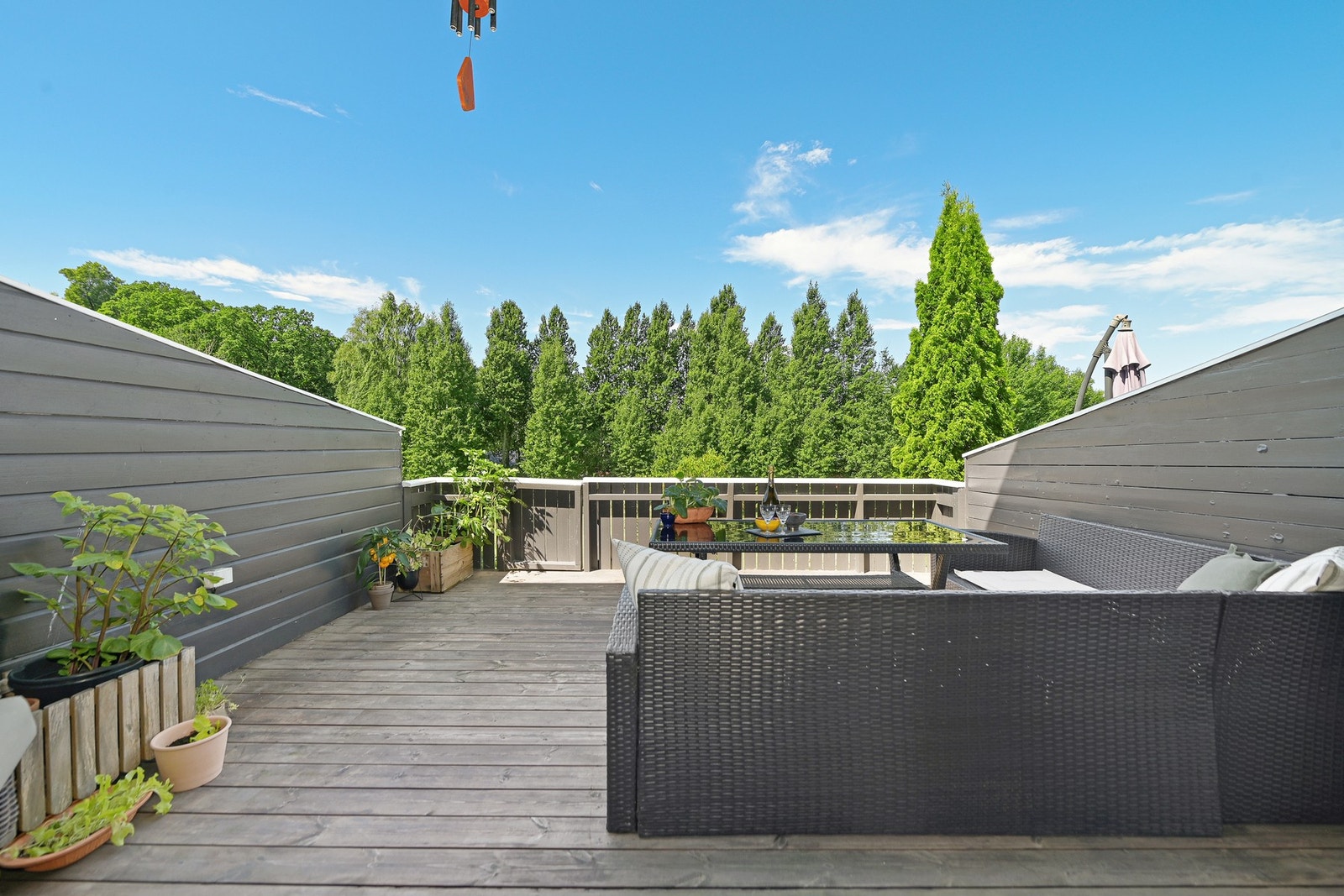 Verandaen er delvis overbygget så her kan man sitte ute selv om det skulle komme en sommerskur, og man kan ha puter stående ute hele sesongen Galleribilde