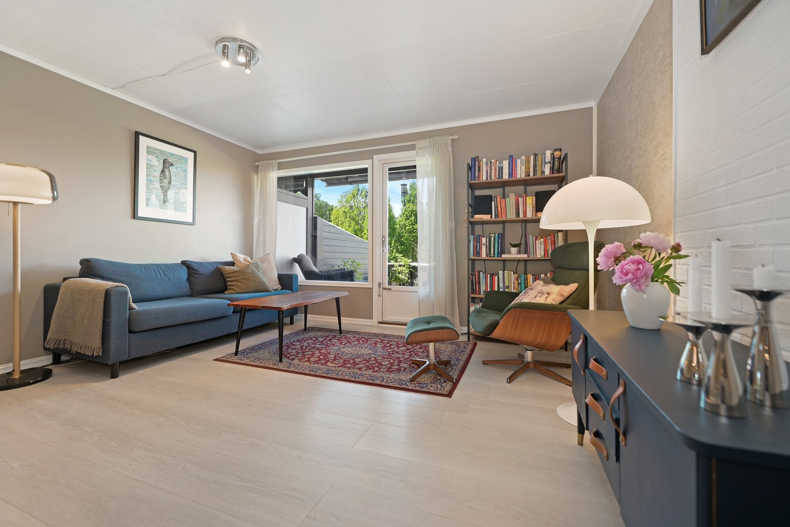 Fra stuen er det utgang til en solrik veranda på 21 m², hvor man kan nyte lange sommerkvelder. Galleribilde