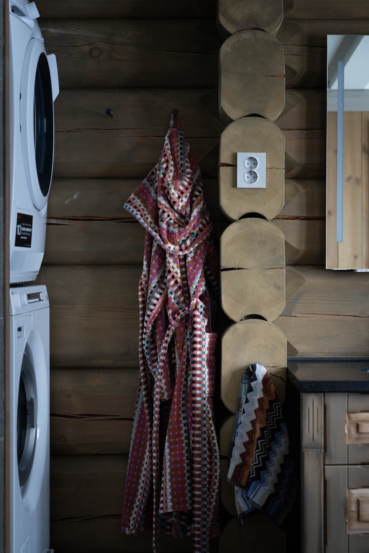 Badet er innredet med innredning med servant, toalett, dusj, badstue og opplegg for vaskemaskin. Galleribilde