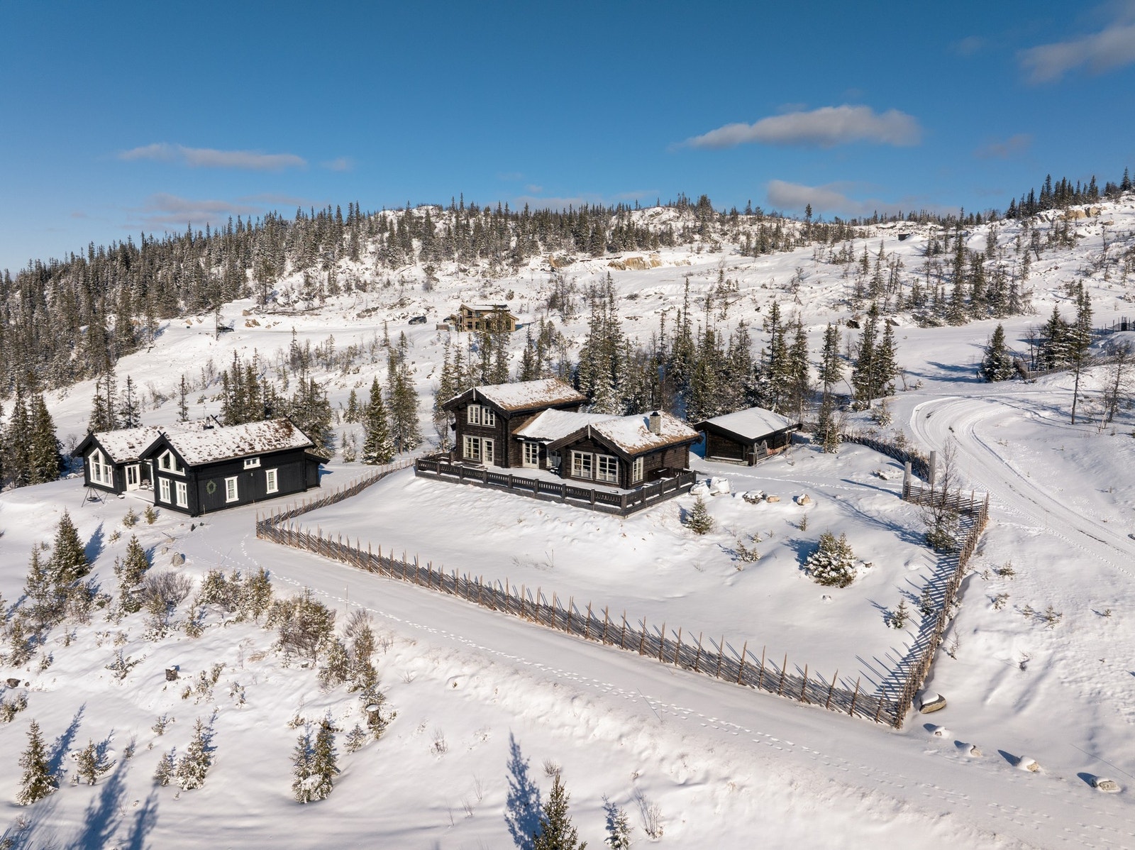 Eiendommen har en stor tomt med hytte, gildestue, og sportsbod. Galleribilde