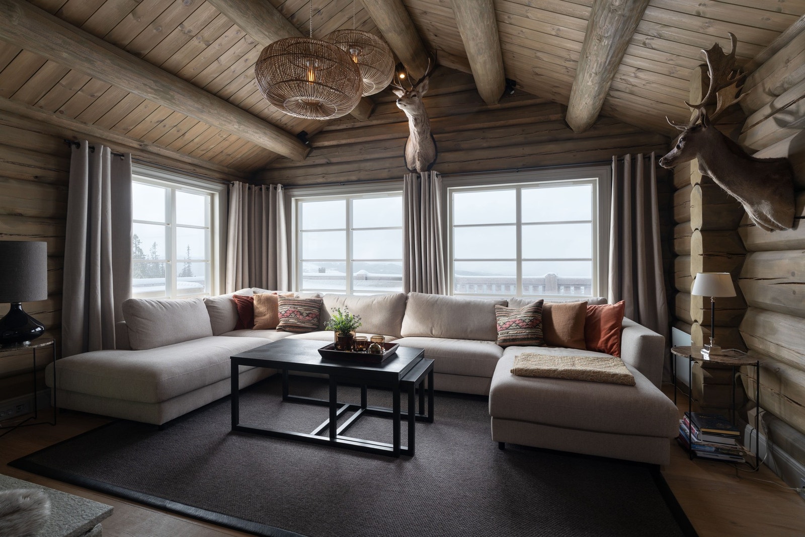 Røstet himling og store vinduer gir rommet en luftig romfølelse. Galleribilde