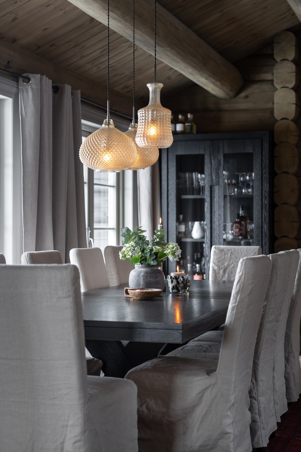 Plass til en stor spisegruppe, hvor måltider kan nytes med god utsikt. Galleribilde