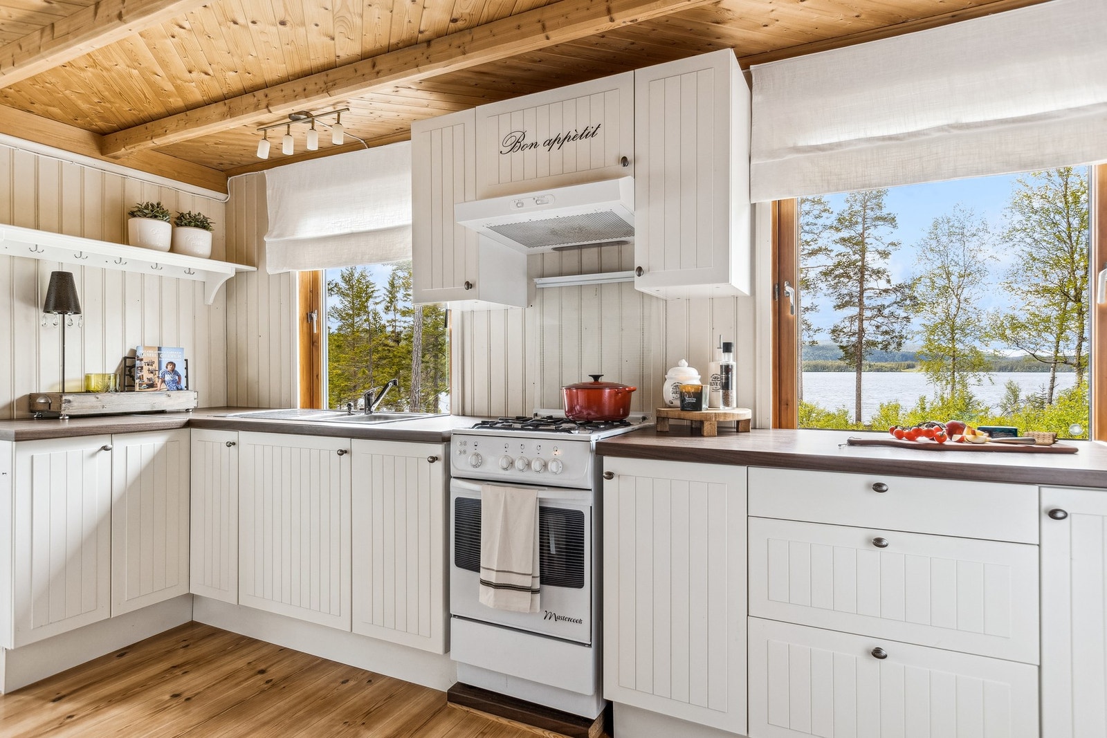 Fra kjøkkenet har man god utsikt over Storslindvatnet. Galleribilde