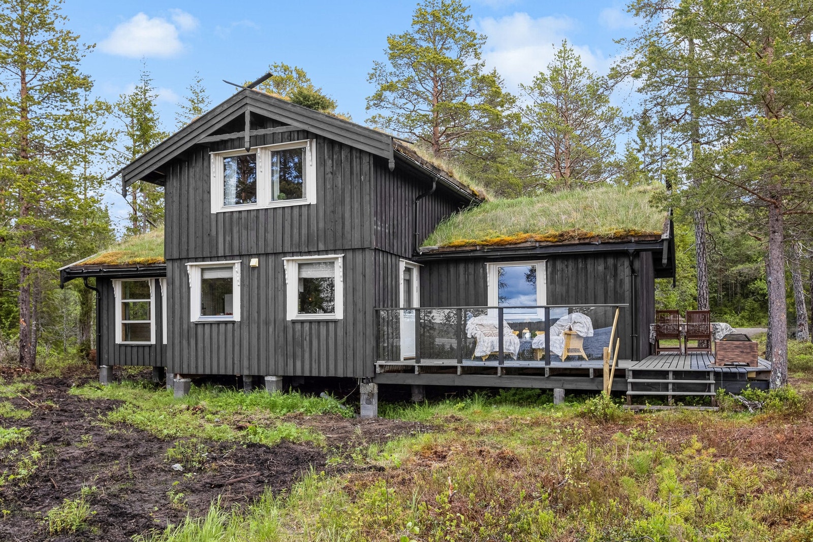 Terrassen strekker seg rundt boligen og fram til inngangspartiet. Galleribilde