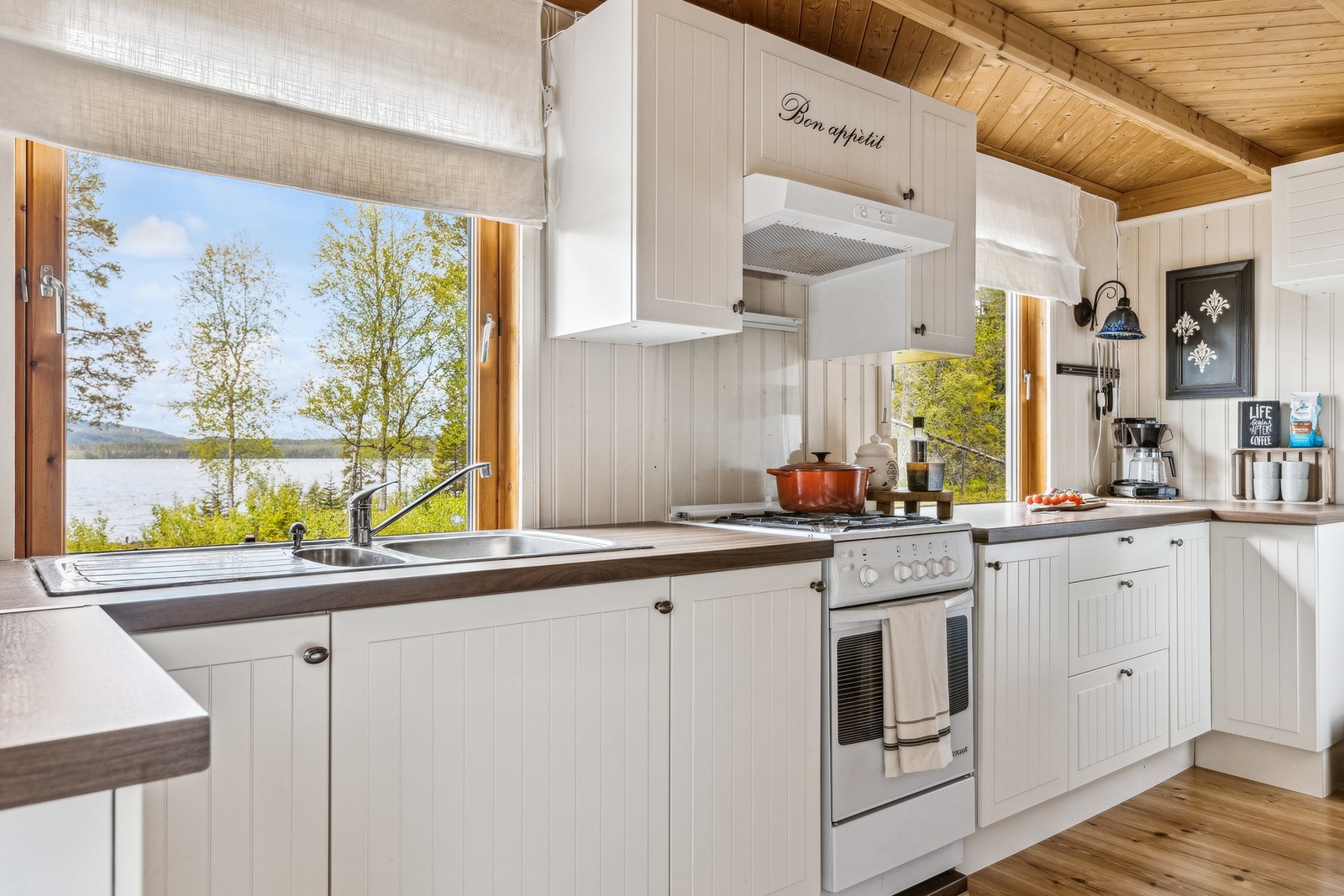 Kjøkkenet har fått gjennomgående TG1 vurdering av takstmann. Lyse og fine skap. Galleribilde