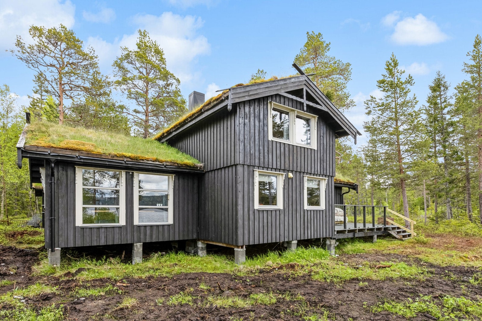 Eiendommen ligger skjermet og meget fint til uten innsyn fra naboer. Galleribilde