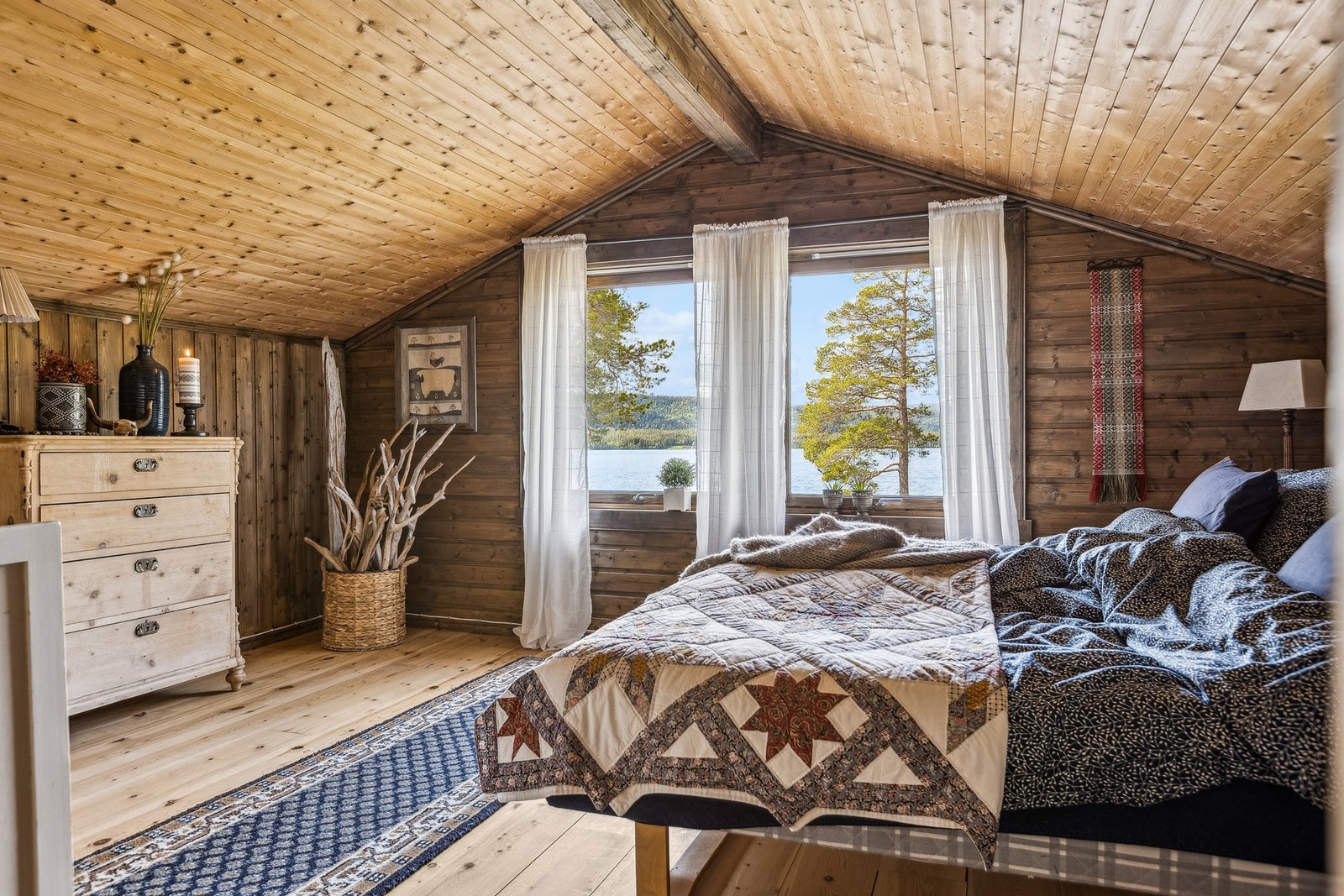 Det største soverommet i 2 etasje er på 12,2 kvm. Her har man utmerket utsikt over Storslindvatnet. Galleribilde