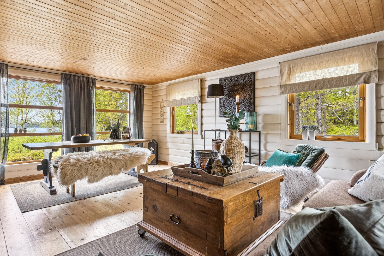 Store vindusflater i stuen sørger for rikelig med naturlig lysinnslipp, samt maksimal utnyttelse av det flotte utsikten. Galleribilde