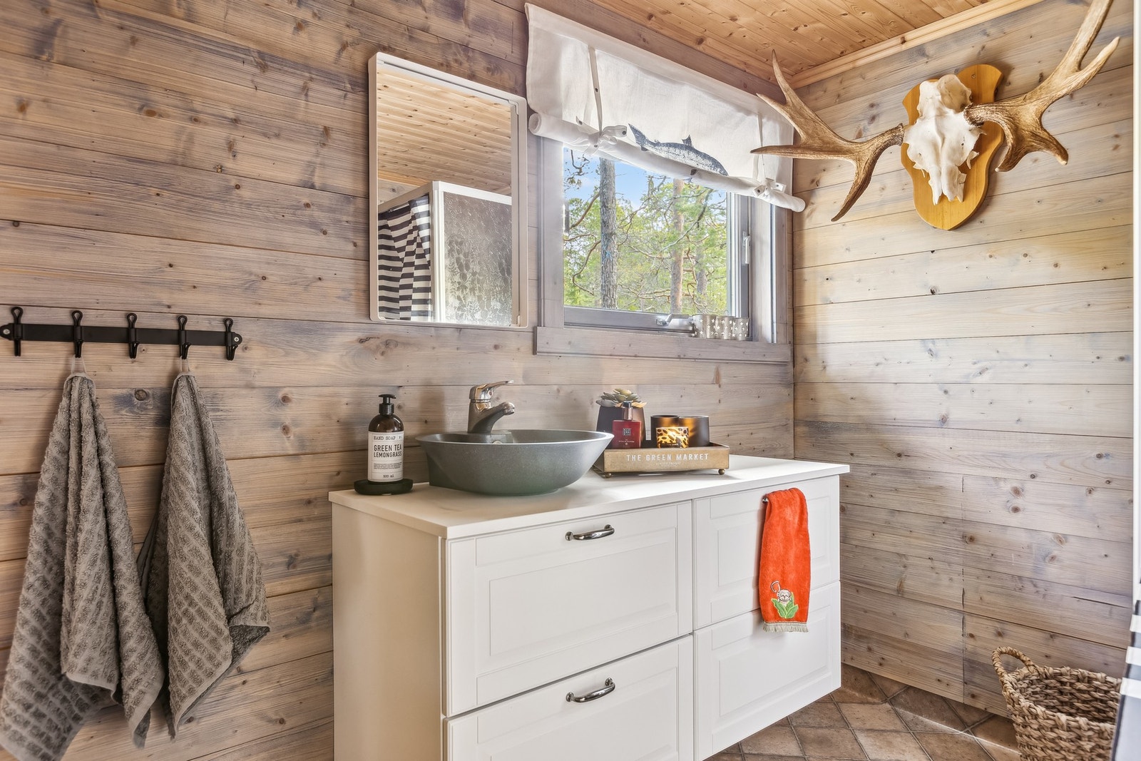 Stellerom på 5,4 kvm med servant og speil. Galleribilde