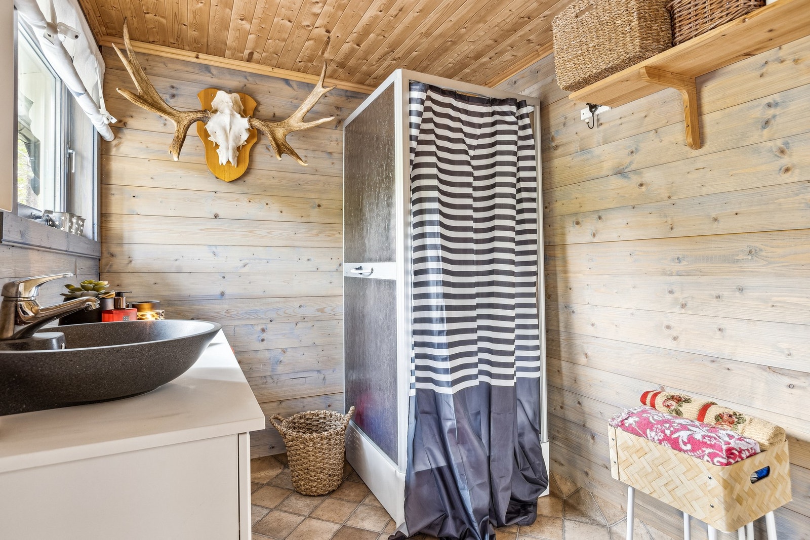 Det er også dusjkabinett på stellerommet som kan benyttes ved pumpesystemet. Galleribilde