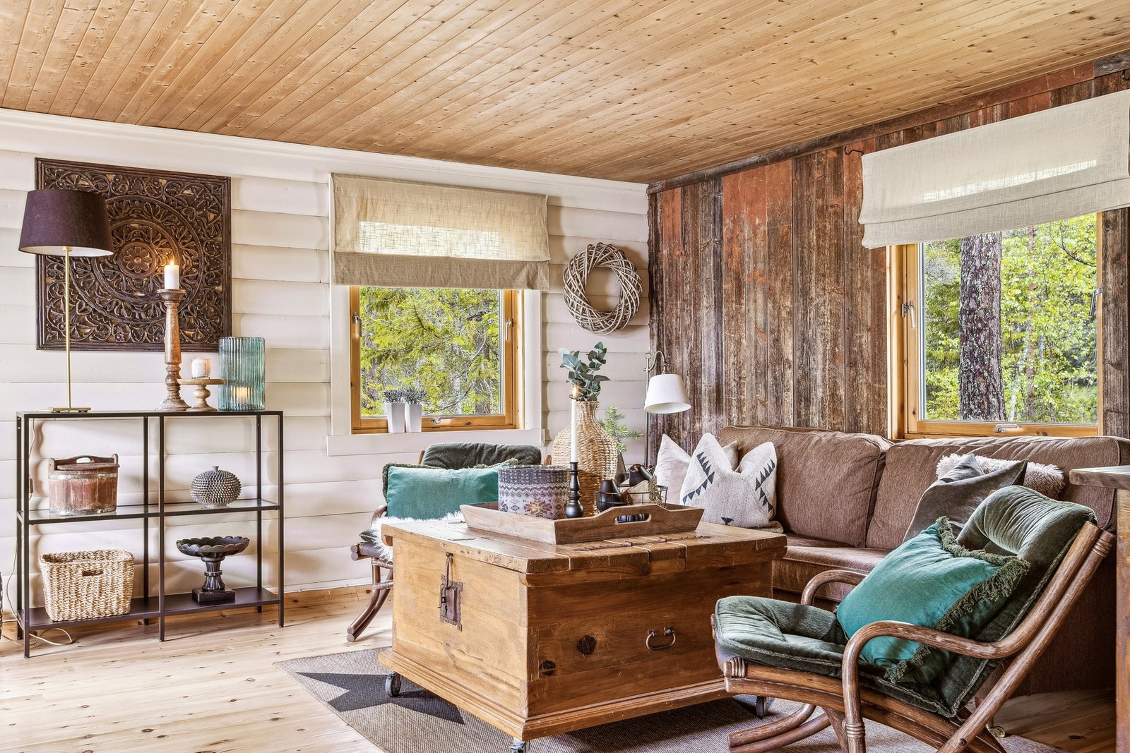 God plass til flere sittegrupper på stua. Galleribilde