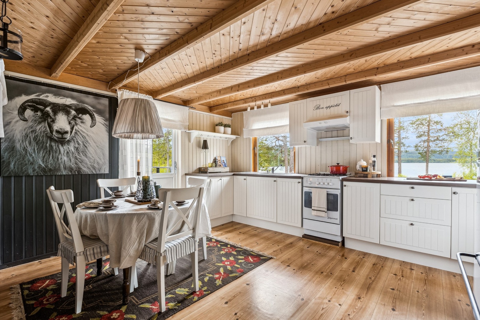 Romslig kjøkken på 15,9 kvm med tilhørende spisegruppe. Galleribilde