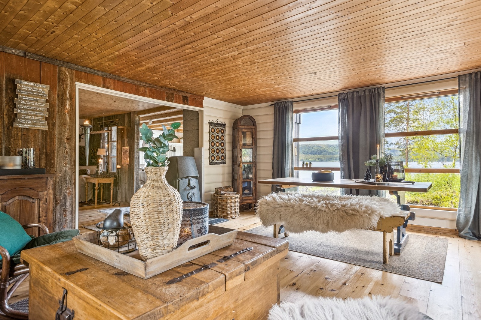 Stuen er på 24,5 kvm, med god plass til ønsket møblering. Galleribilde