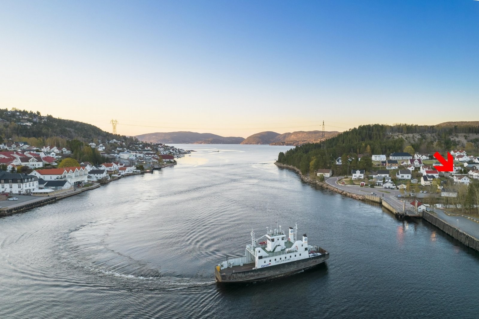 Fra eiendommen er det kun en liten ferjetur til Svelvik med forretninger og restauranter. Galleribilde