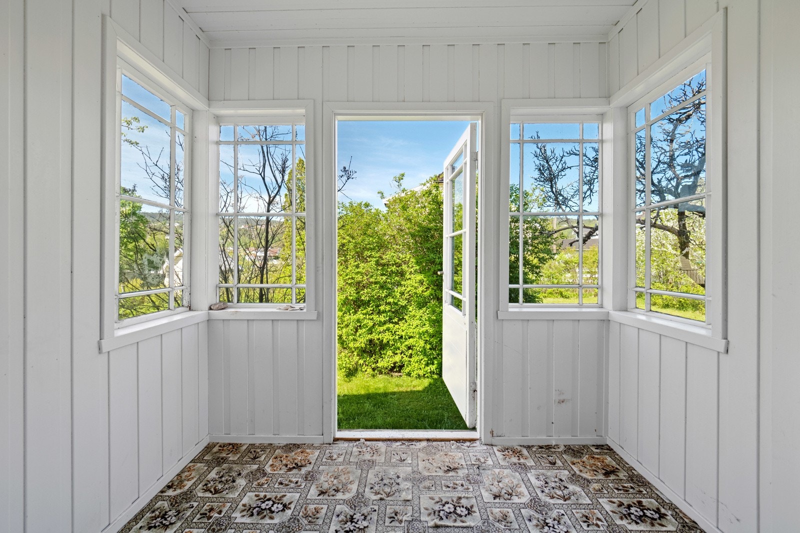 Fra stuen/spisestuen er det utgang til glassveranda med adkomst til hagen. Galleribilde