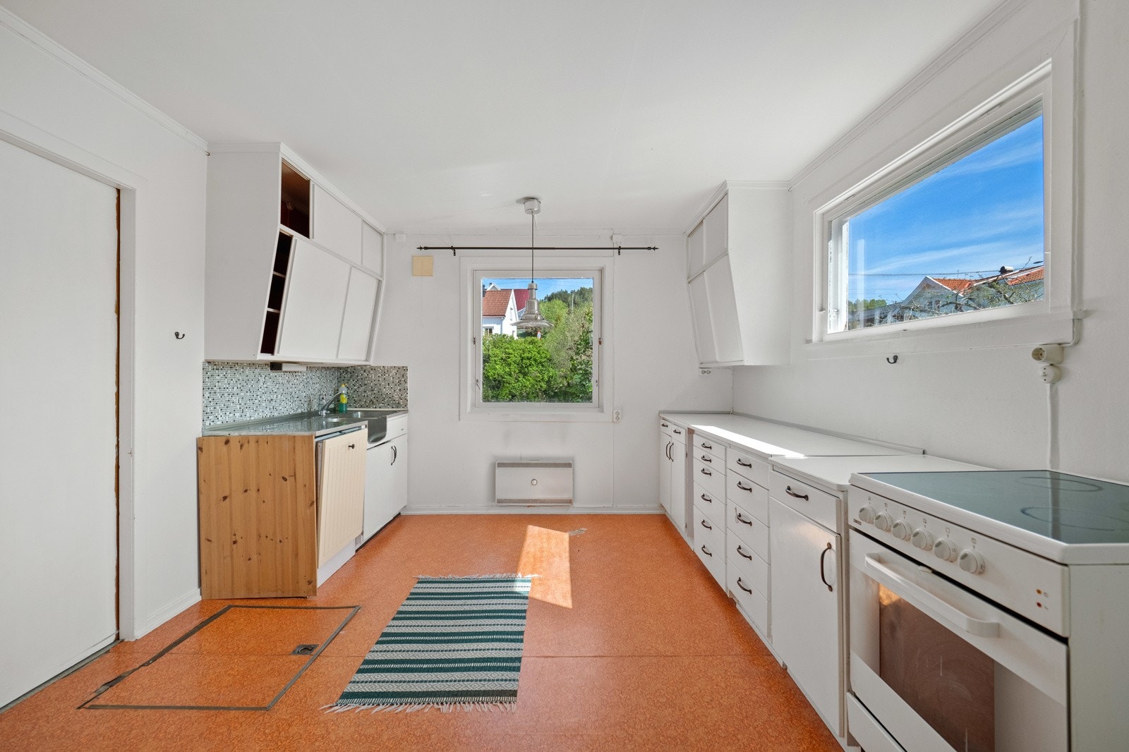 Kjøkkenet har direkte adkomst fra gang og videre til spisestuen. Kjellerlem med adkomst til kjeller. Galleribilde