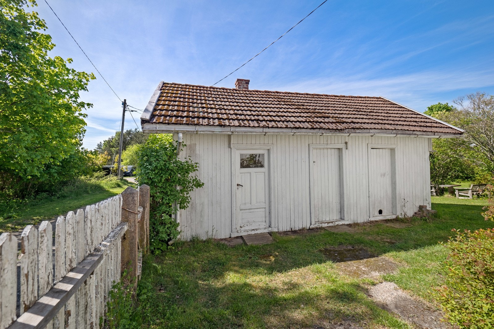 I hagen finner man uthuset. Galleribilde