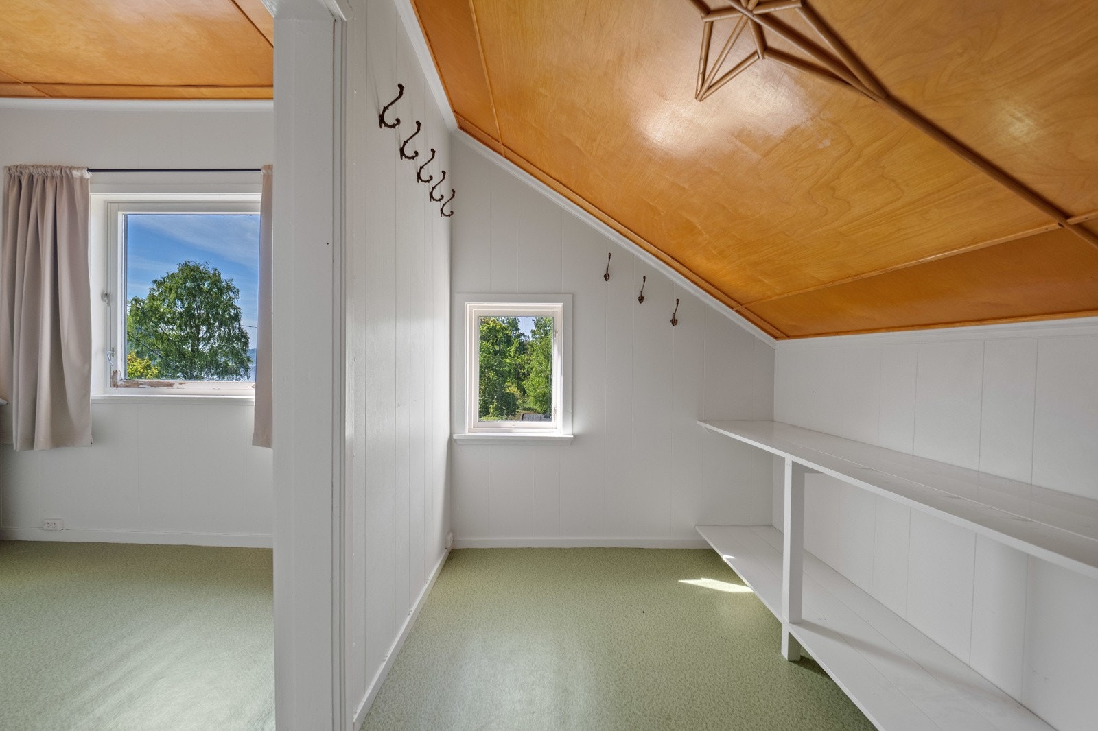 Soverom 1 har også alkove/garderobedel. Galleribilde