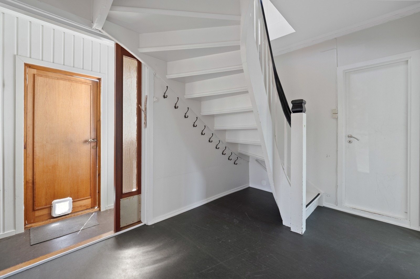 Da ønsker vi velkommen inn! Først entre/vindfang, så inn i åpen hall/trappegang. Galleribilde