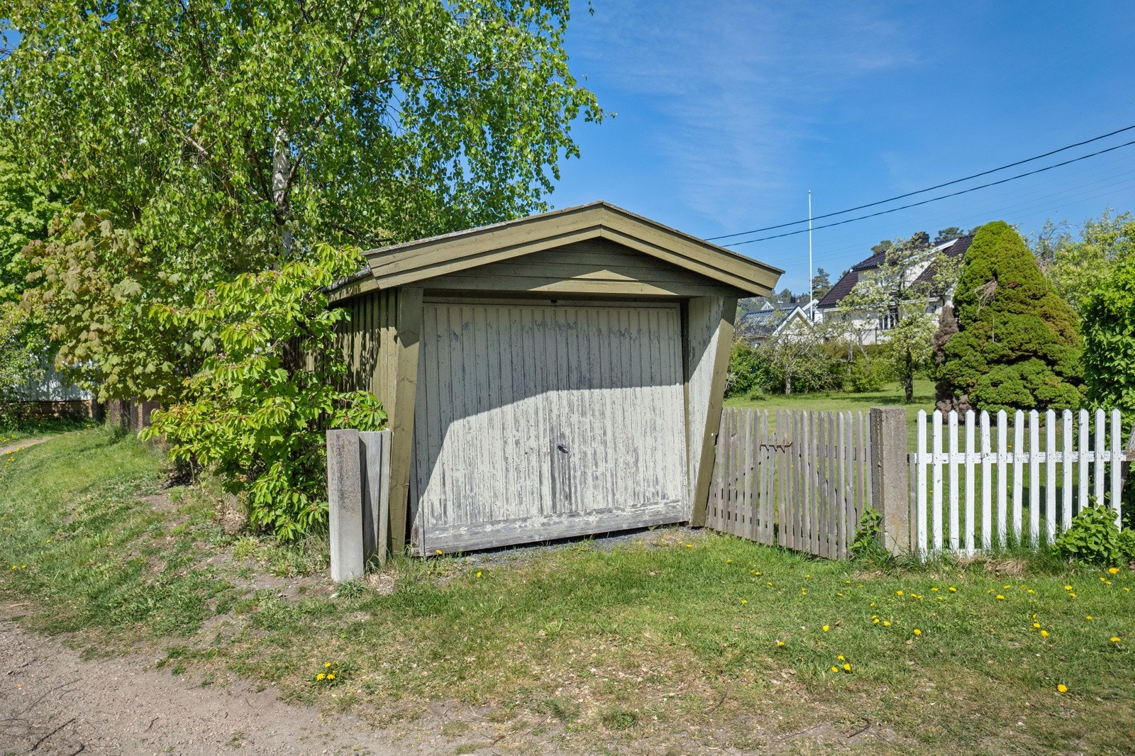 Nederst på eiendommen er det satt opp en garasje. Galleribilde
