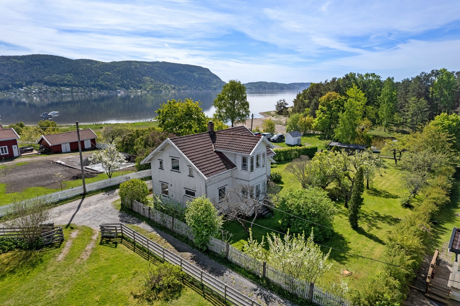 Dette er en meget sjarmerende eiendom med nærhet fil fjorden. Galleribilde