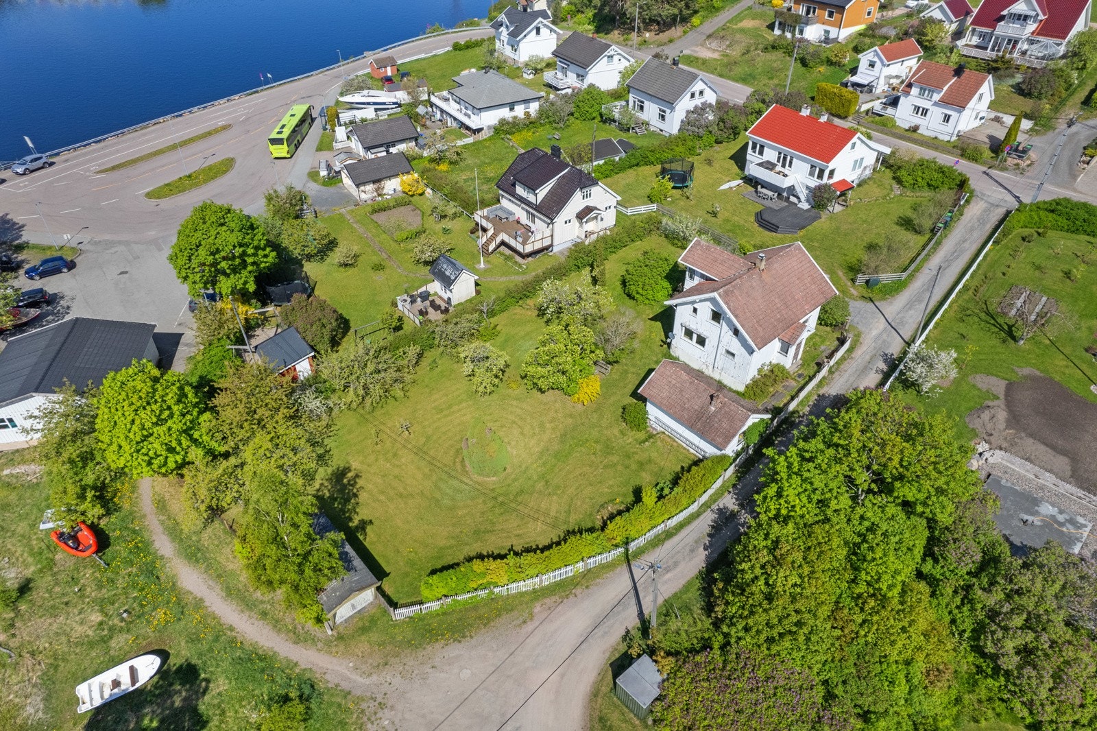 Stor, flott usjenert hage med adkomt rett til strandsonen. Galleribilde