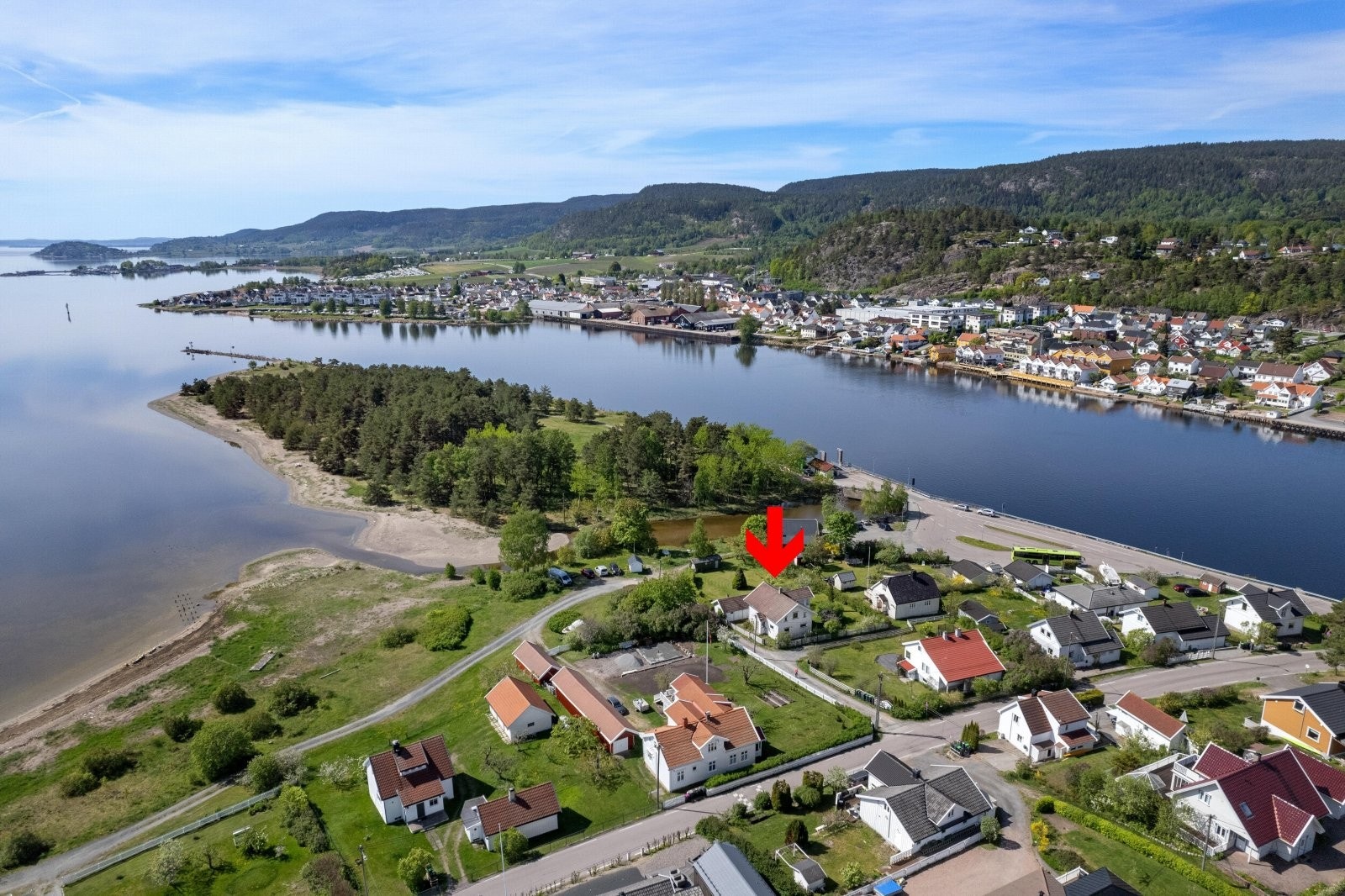 Eiendommen ligger i ytre del av Verket med Verketsøya som nærmeste nabo. Galleribilde