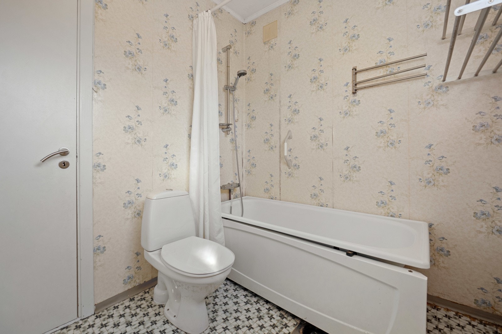 Bad med wc, badekar/dusj og servantinnredning. Galleribilde