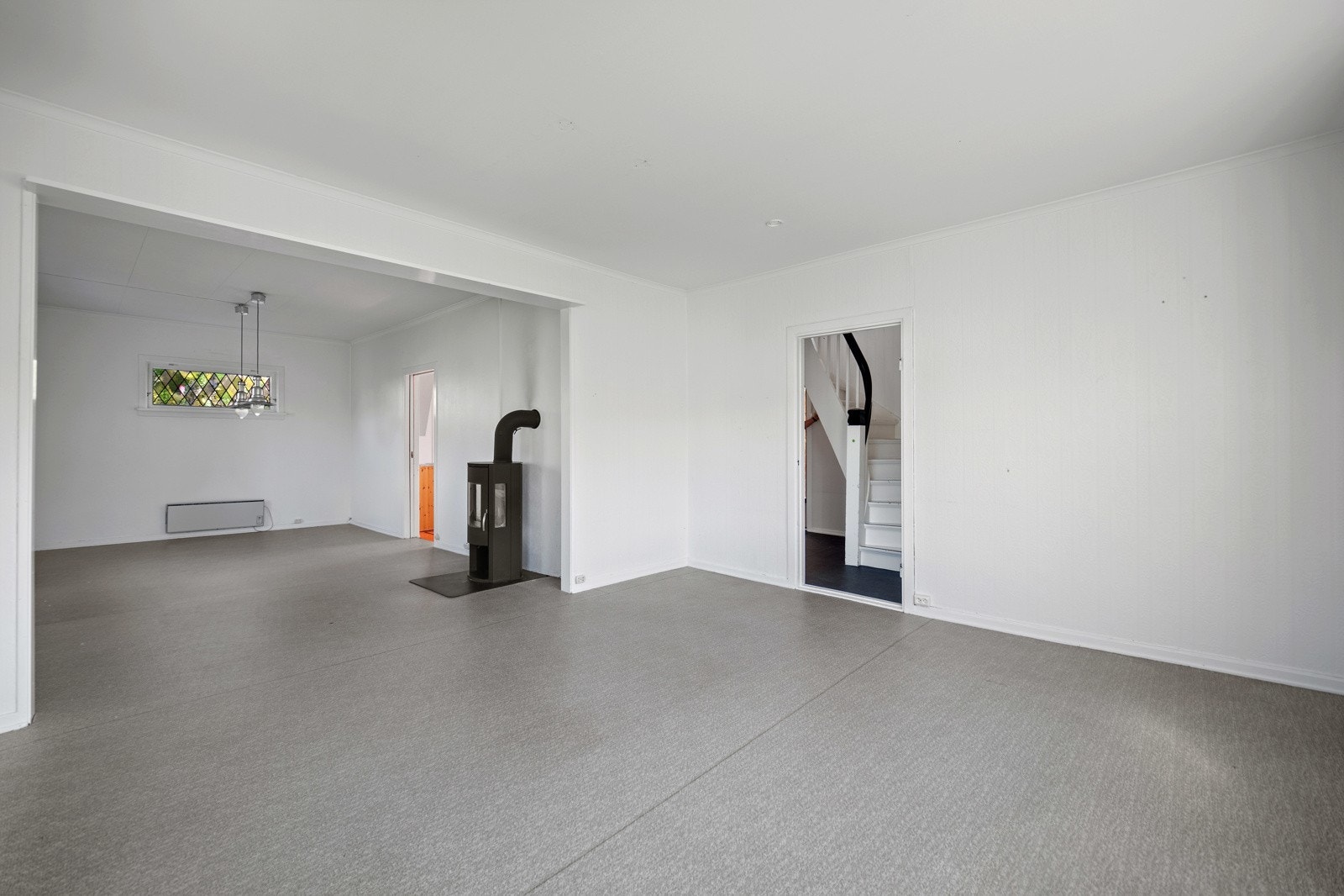 Fra hallen kommer man inn i et romslig stue/spisestue. Galleribilde