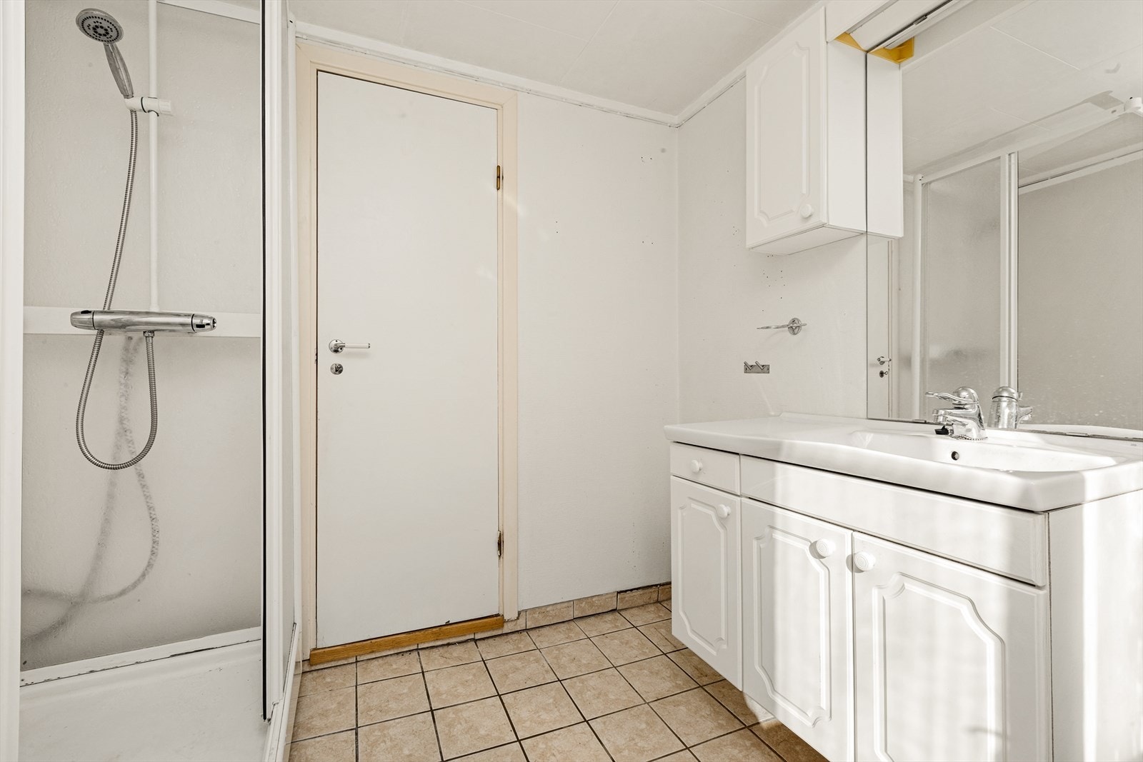 Bad i 1. etasje av god størrelse. Våtrommet må oppgraderes for å tåle normal bruk etter dagens krav Galleribilde