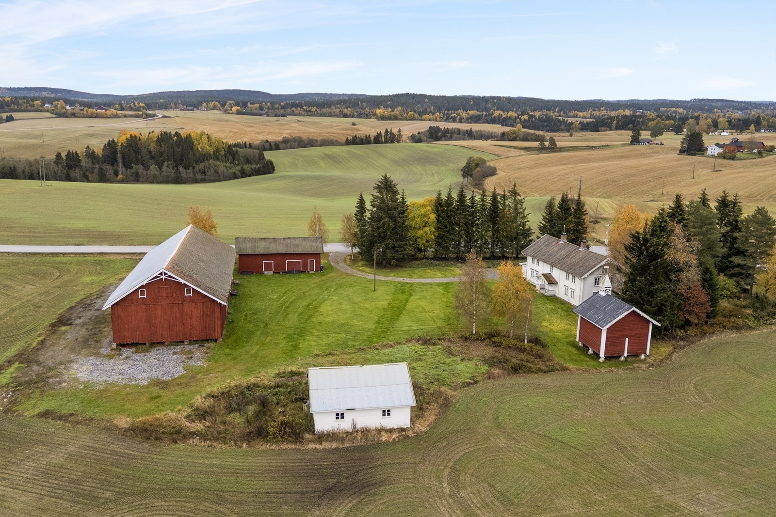 Tegneby & Grønnerød Landbruksmegling AS har gleden av å presentere landbrukseiendommen Folmo Nordre, idyllisk beliggende i Nes kommune Galleribilde